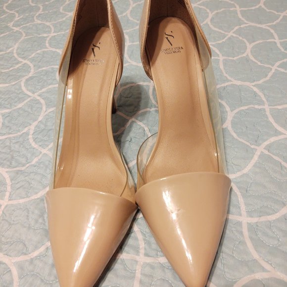 Beautiful classic Vera Wang Heels - Picture 2 of 3